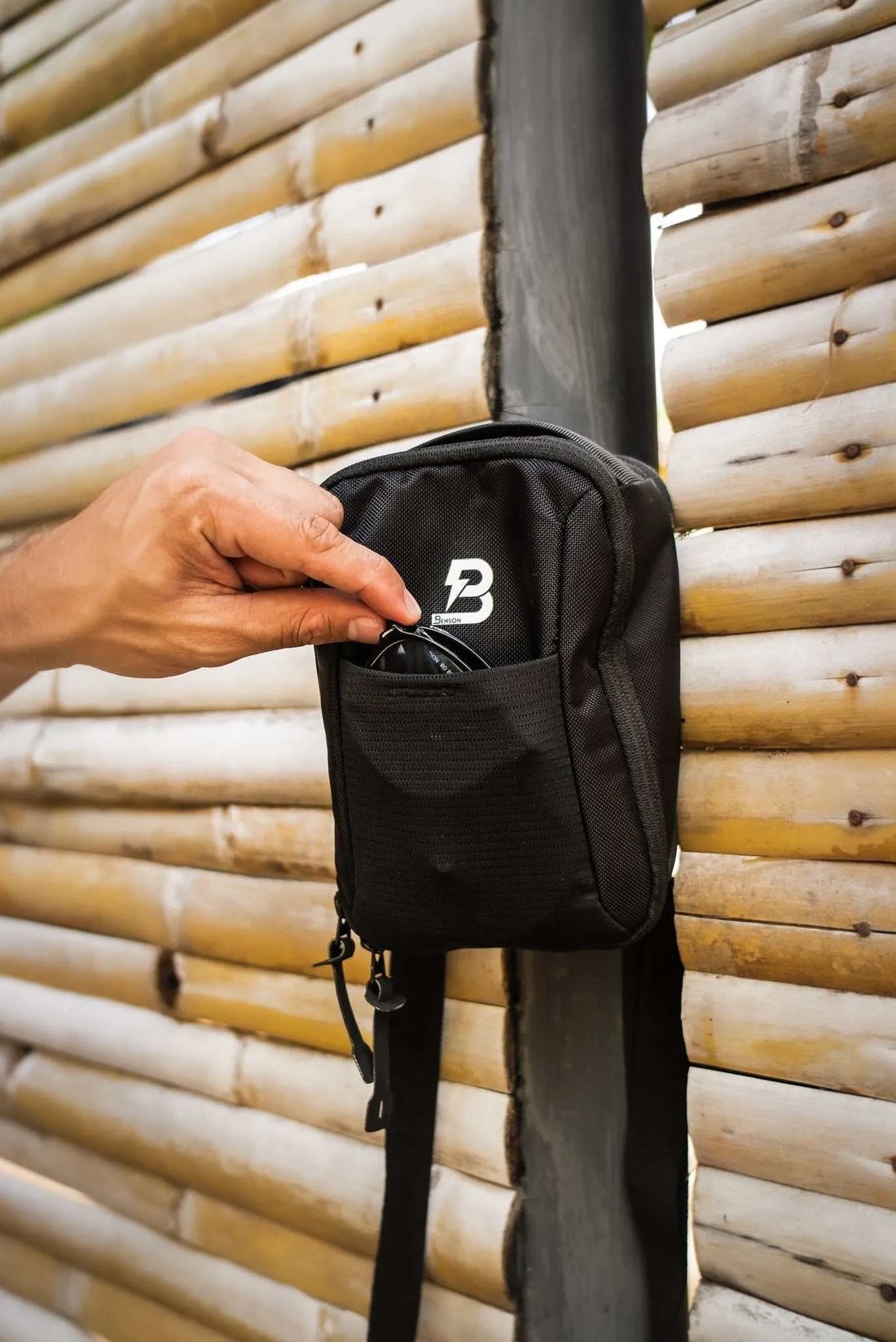 Magnetische mini Umhängtasche Berlin mit starkem Neodym-Magnet und kompakt flexiblem Design in Schwarz