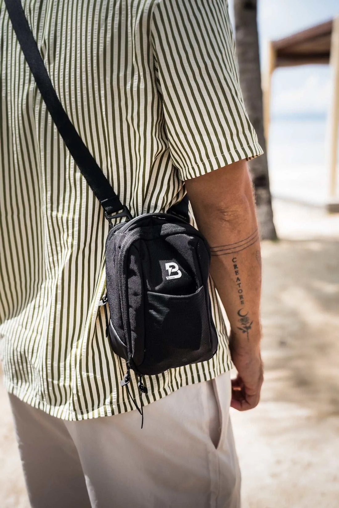 Magnetische mini Umhängtasche Berlin mit starkem Neodym-Magnet und kompakt flexiblem Design in Schwarz