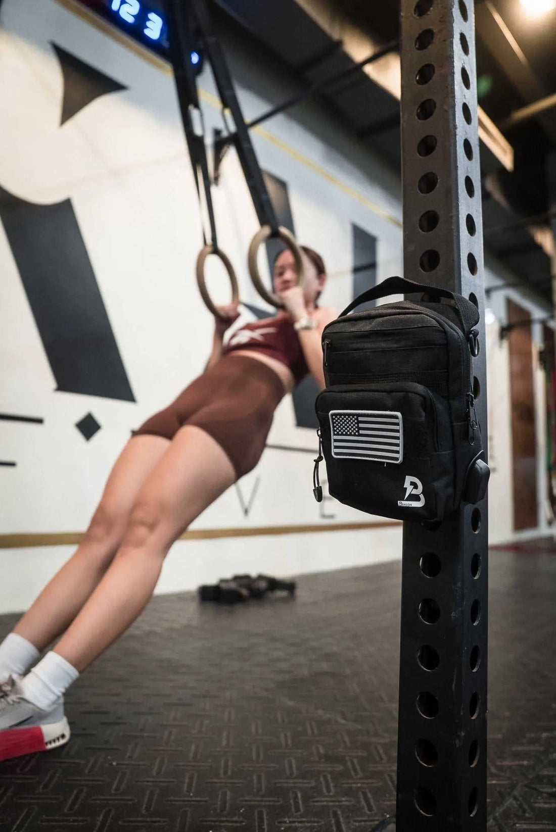 Benson Sporttasche mit USB-Anschluss und Klettfläche für Patches – stylische Crossbody Sling Bag.