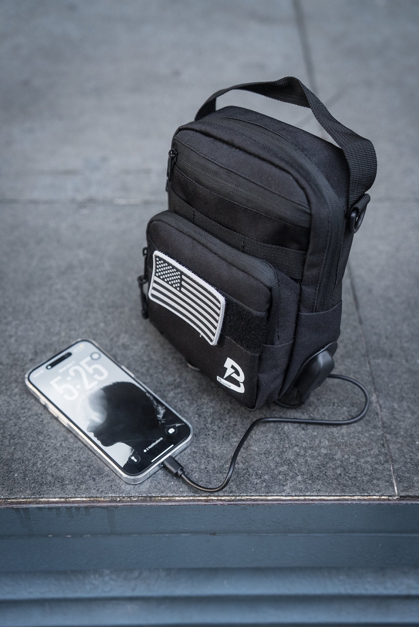 Benson Sporttasche mit USB-Anschluss und Klettfläche für Patches – stylische Crossbody Sling Bag.