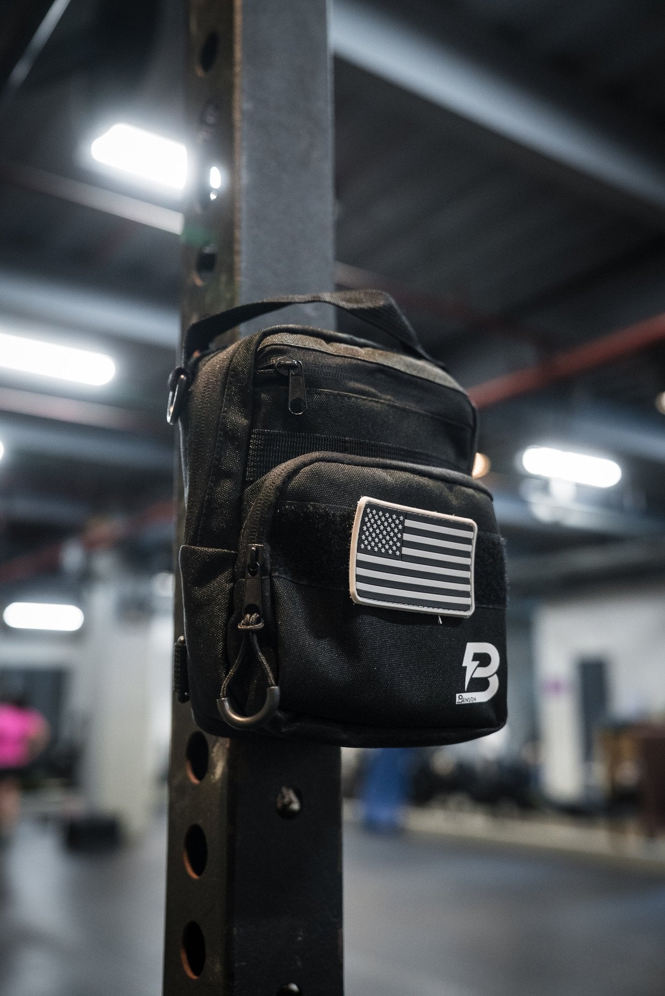 Benson Sporttasche mit USB-Anschluss und Klettfläche für Patches – stylische Crossbody Sling Bag.