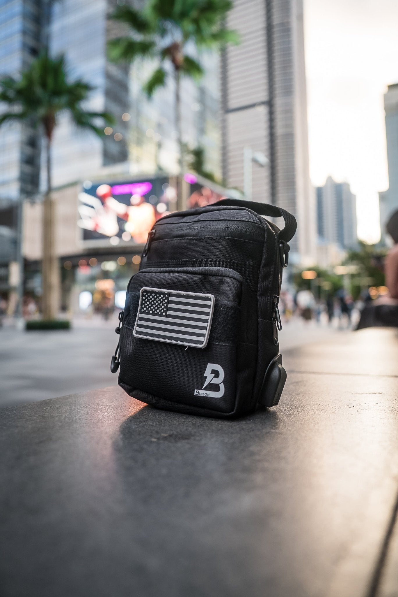 Benson Sporttasche mit USB-Anschluss und Klettfläche für Patches – stylische Crossbody Sling Bag.