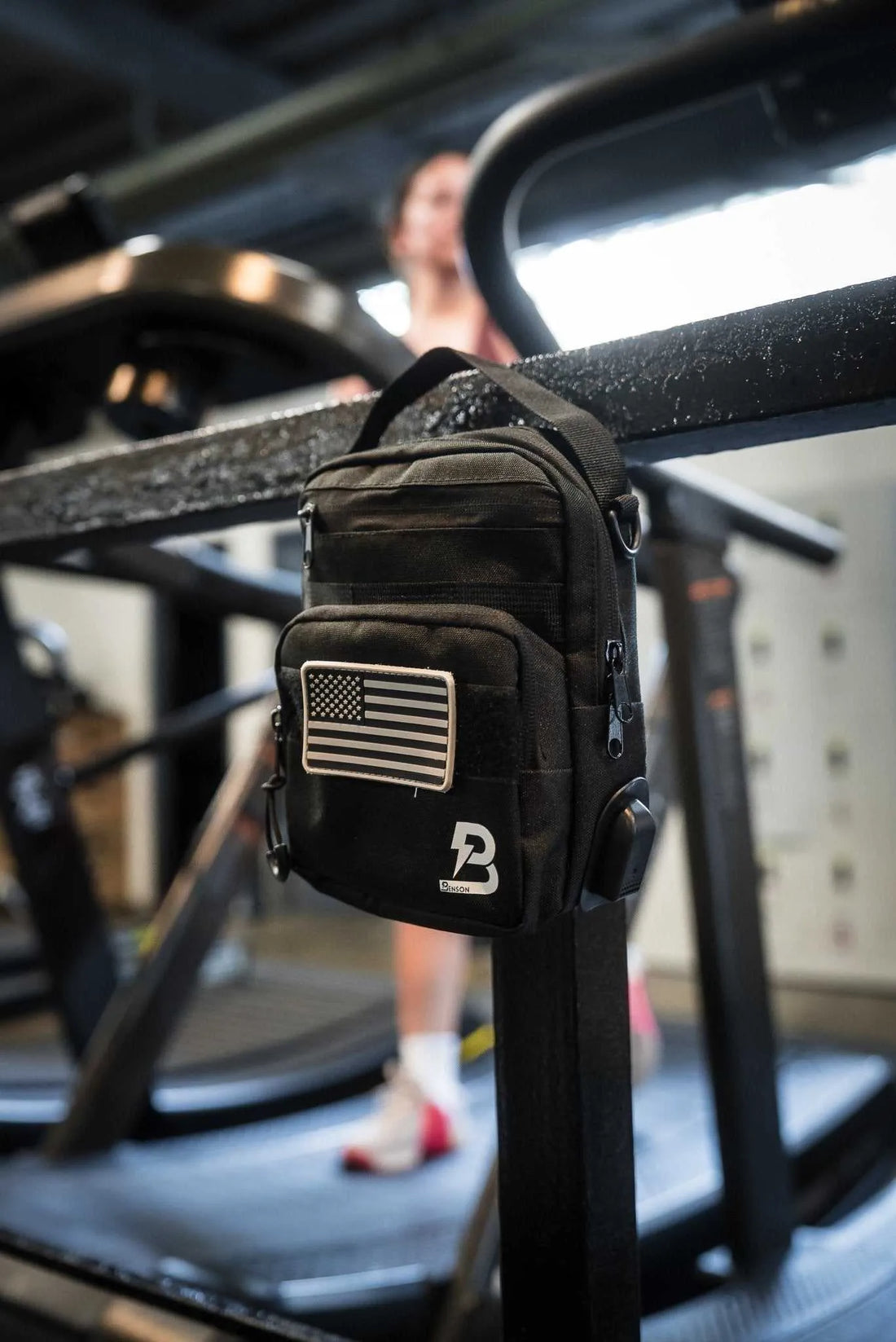 Benson Sporttasche mit USB-Anschluss und Klettfläche für Patches – stylische Crossbody Sling Bag.