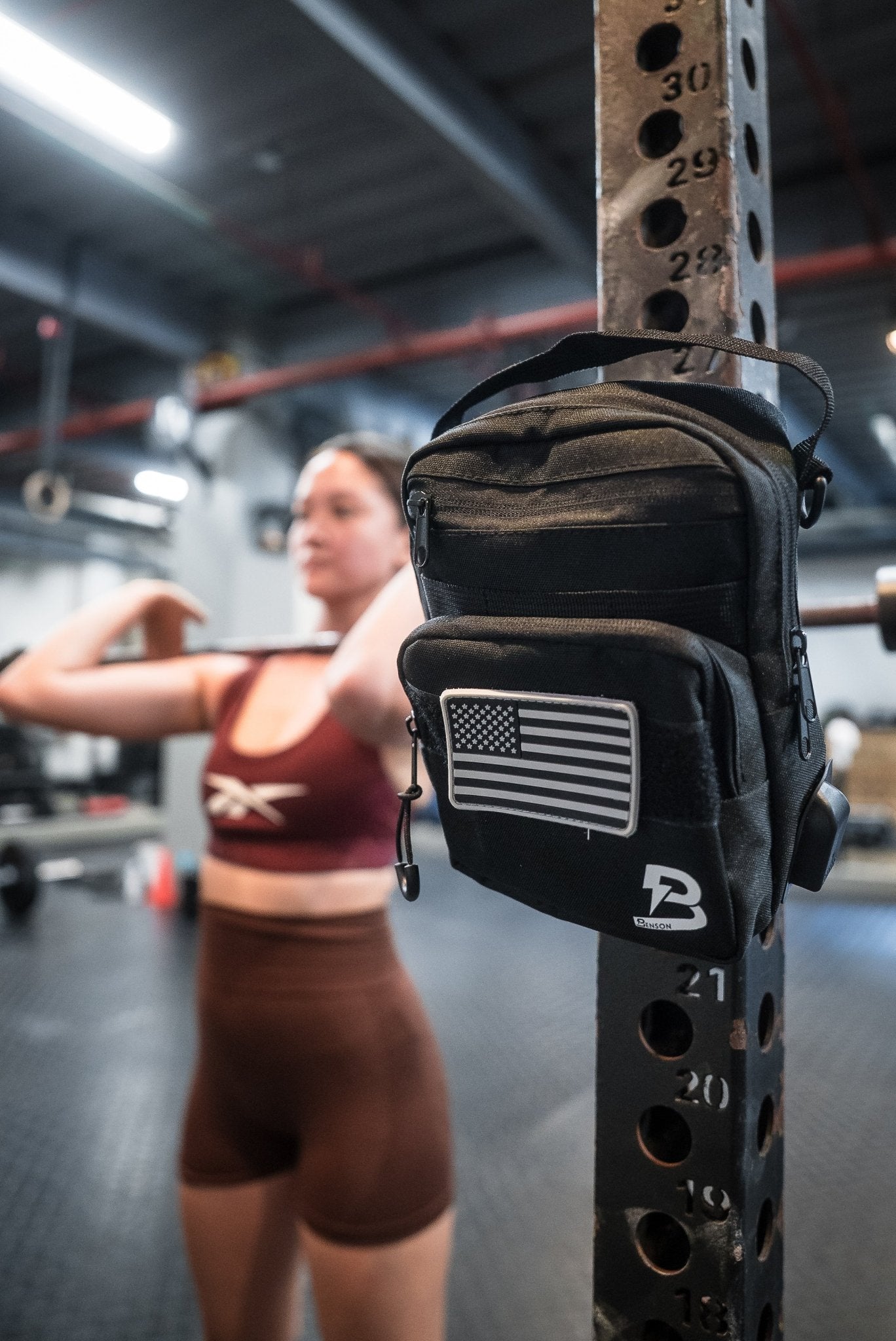 Benson Sporttasche mit USB-Anschluss und Klettfläche für Patches – stylische Crossbody Sling Bag.