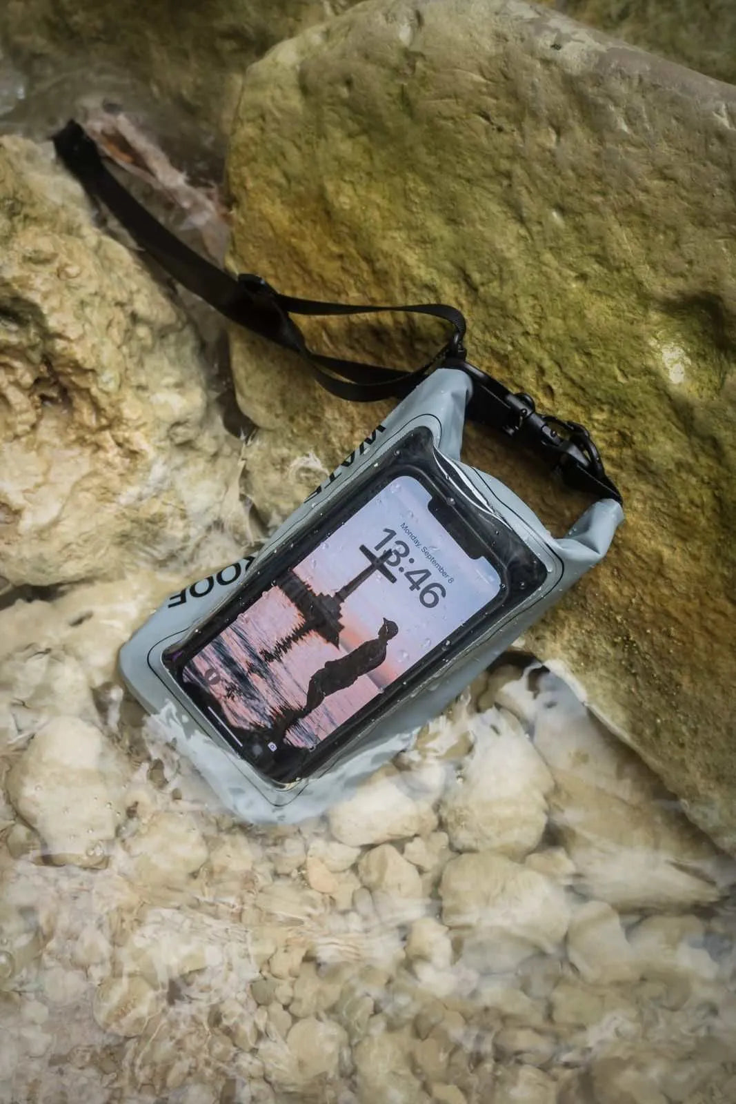 Benson Waterproofbag 2L schwimmende wasserdichte Tasche mit Handy im klaren Wasser