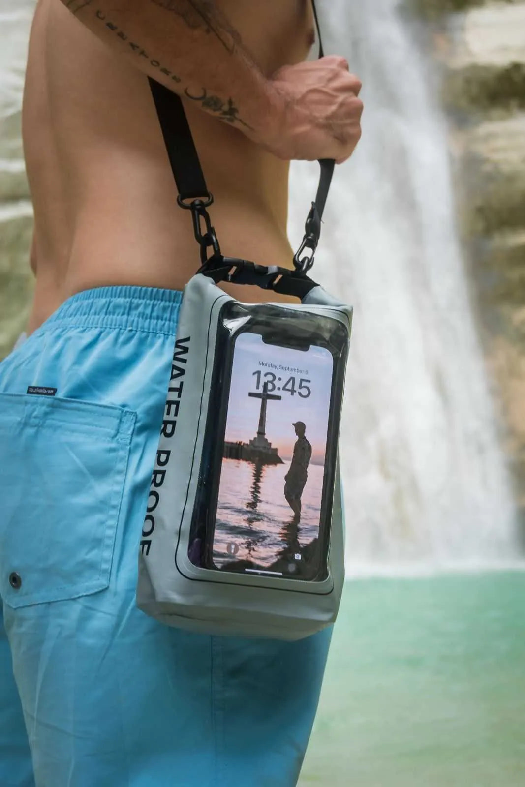 Benson Waterproofbag 2L schwimmende wasserdichte Tasche mit Handy im klaren Wasser