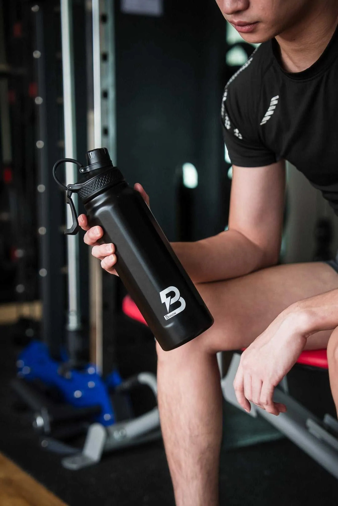 Schwarze Trinkflasche 950 ml aus Edelstahl, BPA-frei und auslaufsicher, ideal für Sport und Alltag